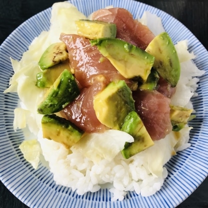 火を使わずに簡単に作れる丼で良いですね。
醤油とごま油の香りが効いていて、ご飯がすすむ一品にできました。